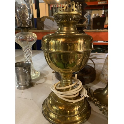 653 - A SELECTION OF BRASS ITEMS TO INCLUDE A CONVERTED OIL LAMP, AN UNUSAUL WOODEN TABLE LAMP BASE (53 CM... 