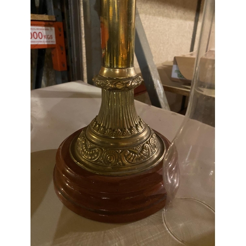 656 - A LARGE BRASS OIL LAMP WITH GLASS FUNNEL (HEIGHT APPROXIMATELY 76 CM)