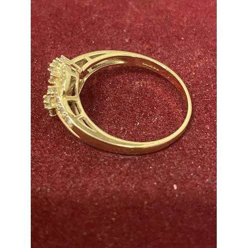 501 - AN ORNATE 14 CARAT GOLD RING WITH CLEAR STONE POSSIBLY DIAMOND CHIPS