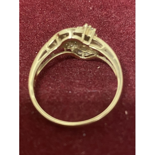 501 - AN ORNATE 14 CARAT GOLD RING WITH CLEAR STONE POSSIBLY DIAMOND CHIPS