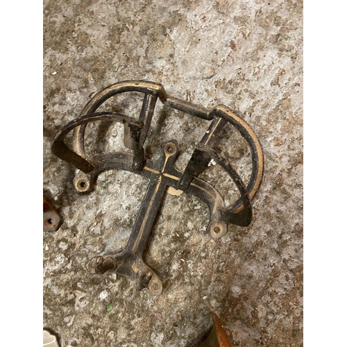 800 - THREE VINTAGE WALL MOUNTED BRIDLE AND HORSE TACK BRACKETS, A COPPER AND BRASS HUNTING HORN, A HORSES... 