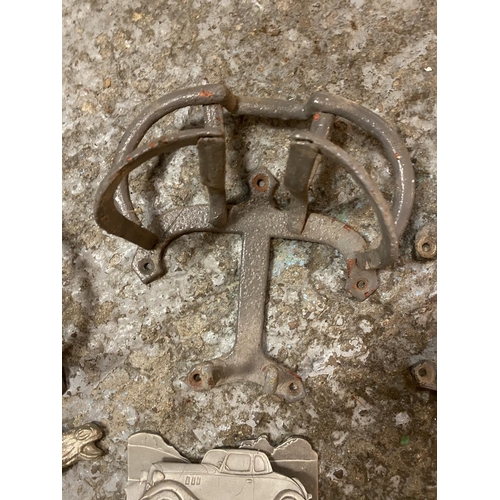 800 - THREE VINTAGE WALL MOUNTED BRIDLE AND HORSE TACK BRACKETS, A COPPER AND BRASS HUNTING HORN, A HORSES... 