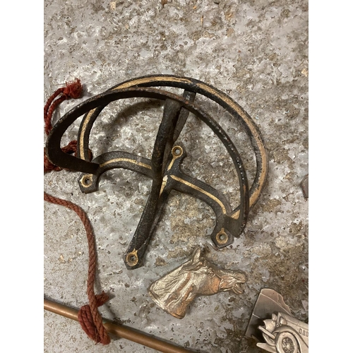 800 - THREE VINTAGE WALL MOUNTED BRIDLE AND HORSE TACK BRACKETS, A COPPER AND BRASS HUNTING HORN, A HORSES... 