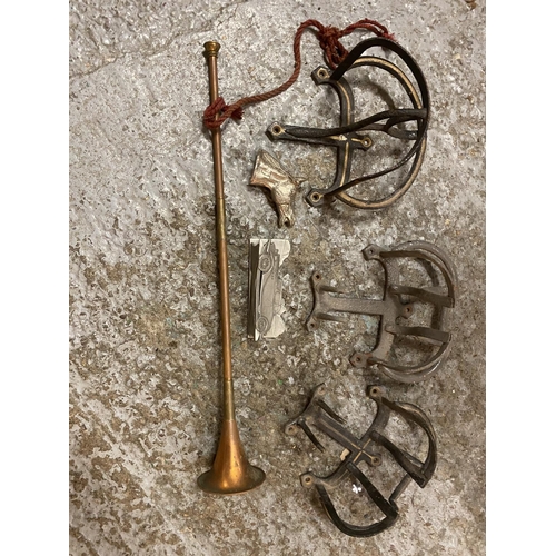 800 - THREE VINTAGE WALL MOUNTED BRIDLE AND HORSE TACK BRACKETS, A COPPER AND BRASS HUNTING HORN, A HORSES... 