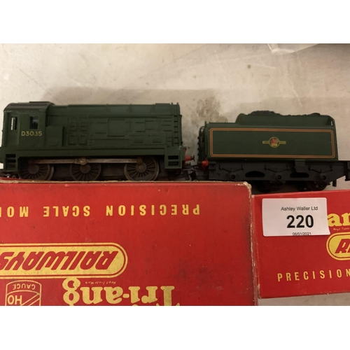 220 - A TRI-ANG OO GAUGE BRITISH RAILWAY D3035 LOCOMOTIVE AND A COAL TENDER BOTH WITH BOXES