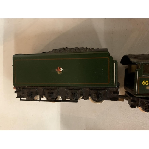 224 - AN OO GAUGE MALLARD 60022 4-6-2 LOCOMOTIVE  AND COAL TENDER