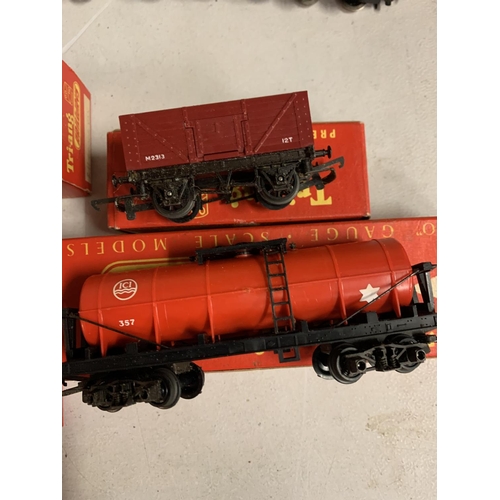 225 - FIVE TRI-ANG RAILWAYS OO GAUGE FREIGHT CARRIAGES WITH ORIGINAL BOXES TO INCLUDE A SHELL BP TANKER ET... 