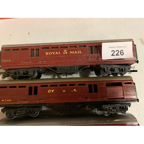 226 - A TRI-ANG RAILWAYS OO GAUGE 'ROYAL MAIL' FOUR CARRIAGE COACH SET