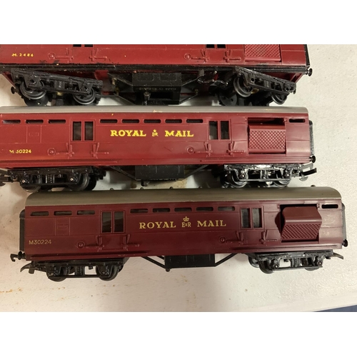 226 - A TRI-ANG RAILWAYS OO GAUGE 'ROYAL MAIL' FOUR CARRIAGE COACH SET