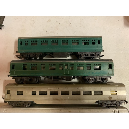 231 - FIVE OO GAUGE PASSENGER CARRIAGES TO INCLUDE A TRANS EUROPE EXPRESS ETC