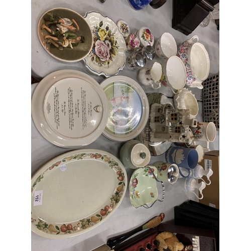 152 - A SELECTION OF CERAMIC WARE TO INCLUDE TWO COLLECTABLE VILLROY AND BOSCH PLATES