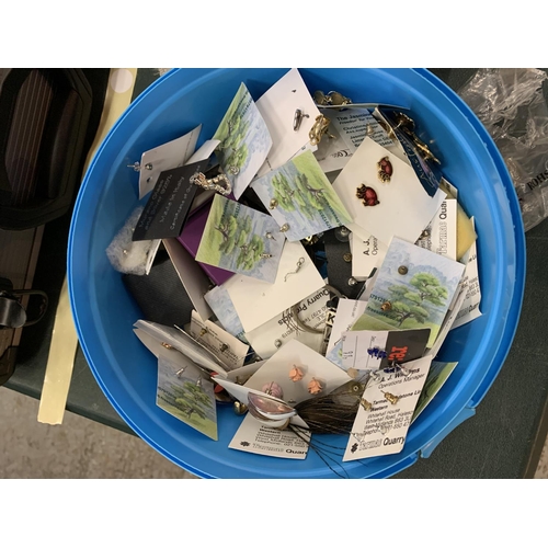 161 - A LARGE QUANTITY OF EARRINGS