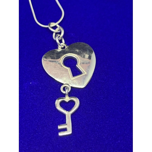 507 - A SILVER CHAIN MARKED 925 WITH HEART AND KEY PENDANT