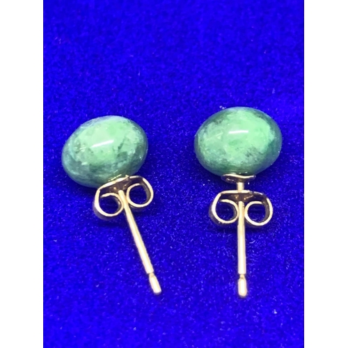 509 - A PAIR OF JADE STUD EARRINGS SET IN 9 CARAT GOLD MARKED 375 IN A PRESENTATION BOX