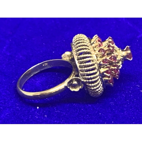 521 - AN ORNATE 14 CARAT GOLD RING WITH TWENTY FIVE GARNETS SIZE K GROSS WEIGHT APPROXIMATELY 6.6 GRAMS