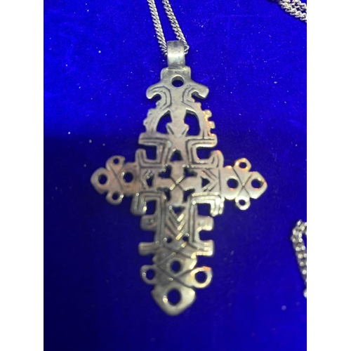 525 - A SILVER CHAIN MARKED 925 WITH AN ORNATE CROSS STYLE PENDANT IN A PRESENTATION BOX