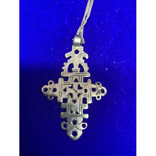 525 - A SILVER CHAIN MARKED 925 WITH AN ORNATE CROSS STYLE PENDANT IN A PRESENTATION BOX