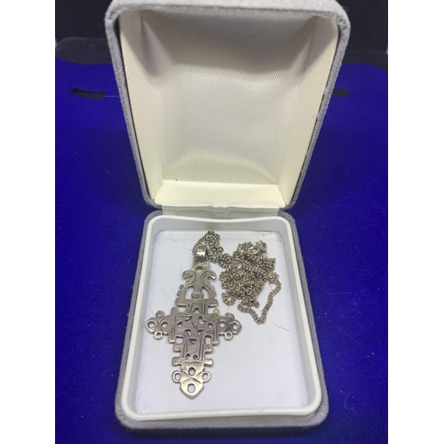 525 - A SILVER CHAIN MARKED 925 WITH AN ORNATE CROSS STYLE PENDANT IN A PRESENTATION BOX