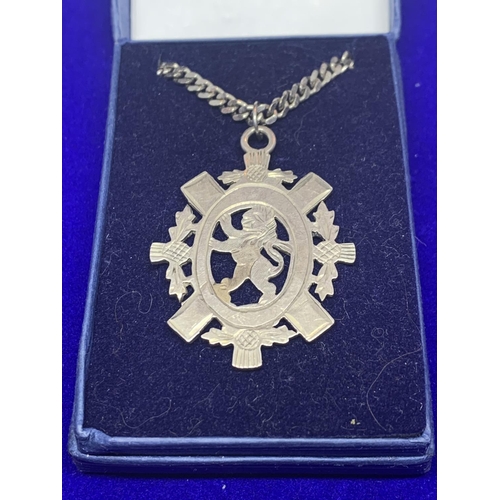 526 - A SILVER CHAIN MARKED 925 WITH A HALLMARKED CHESTER RAMPANT LION PENDANT WITH A PRESENTATION BOX