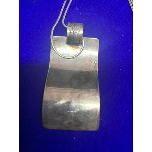 527 - A SILVER CHAIN AND LARGE ABSTARCT SYTLE PENDANT MARKED 925 WITH A PRESENTATION BOX