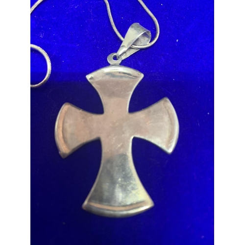 528 - A SILVER CHAIN WITH CROSS PENDANT MARKED 925 WITH A PRESENTATION BOX (CLASP A/F)