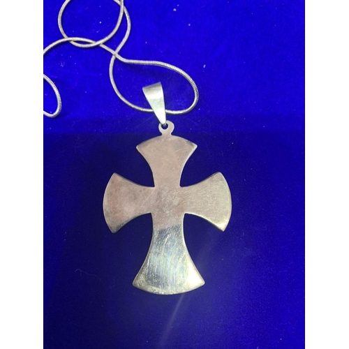 528 - A SILVER CHAIN WITH CROSS PENDANT MARKED 925 WITH A PRESENTATION BOX (CLASP A/F)