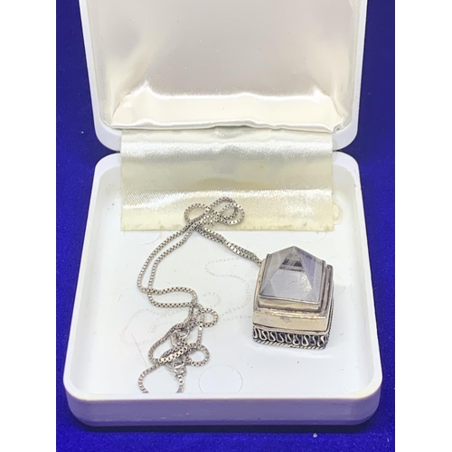 531 - A SILVER NECKLACE AND A SILVER CUBE PENDANT WITH CLEAR GLASS PYRAMID MARKED 925 WITH A PRESENTATION ... 