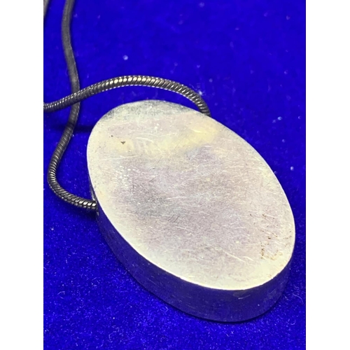 533 - A SILVER NECKLACE AND OVAL SHELL EFFECT PENDANT  MARKED 925 WITH A PRESENTATION BOX