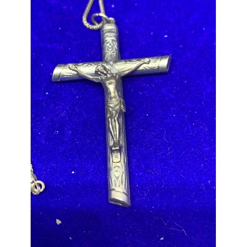 536 - A SILVER NECKLACE MARKED 925 AND A LARGE JESUS ON THE CROSS PENDANT MARKED ITALY WITH A PRESENTATION... 