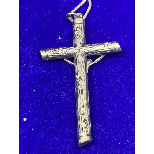 536 - A SILVER NECKLACE MARKED 925 AND A LARGE JESUS ON THE CROSS PENDANT MARKED ITALY WITH A PRESENTATION... 