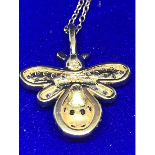 538 - A SILVER GILT NECKLACE WITH A DECORATIVE BEE PENDANT MARKED 925 IN A PRESENTATION BOX