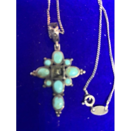 539 - A SILVER NECKLCE AND A SILVER CROSS WITH GREEN STONES (CENTRE STONE MISSING) MARKED 925 IN A PRESENT... 