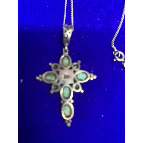 539 - A SILVER NECKLCE AND A SILVER CROSS WITH GREEN STONES (CENTRE STONE MISSING) MARKED 925 IN A PRESENT... 