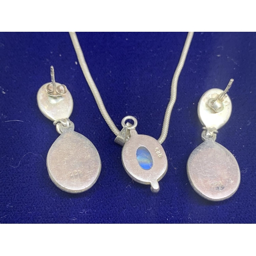 547 - A BOXED NECKLACE WITH AN OPAQUE STONE SET IN A SILVER PENDANT WITH MATCHING EARRINGS ALL MARKED 925 ... 