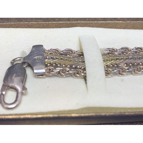 558 - A SILVER BRACELET MARKED 925 IN A PRESENTATION BOX