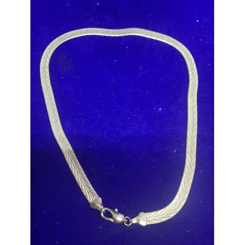 572 - A SILVER NECKLACE IN A PRESENTATION BOX