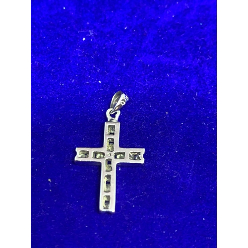 580 - A 9 CARAT WHITE GOLD CROSS IN A PRESENTATION BOX