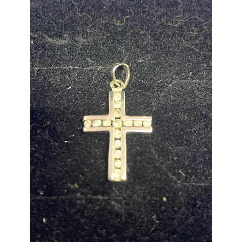 580 - A 9 CARAT WHITE GOLD CROSS IN A PRESENTATION BOX