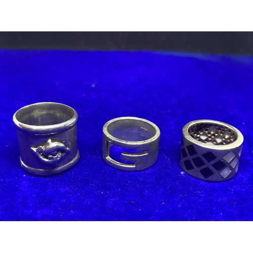 607 - THREE SILVER RINGS TO INCLUDE A DOLPHIN DESIGN EXAMPLE