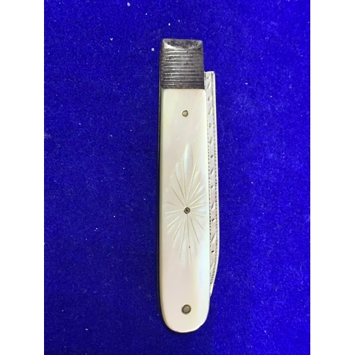 623 - A HALLMARKED SILVER FRUIT KNIFE