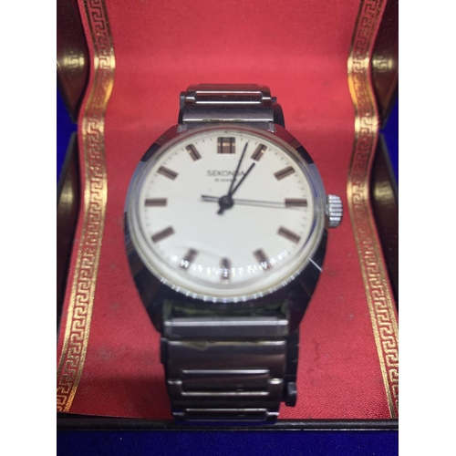 636 - A SEKONDA WRIST WATCH IN A PRESENTATION BOX