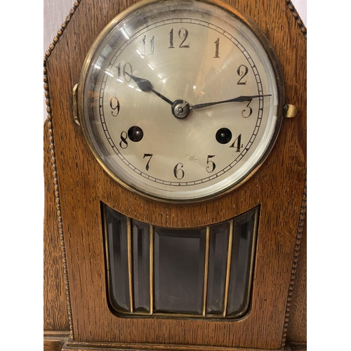 4A - AN OAK ART DECO STYLE CHIMING MANTLE CLOCK WITH ROPE EDGE DETAIL - HEIGHT 31CM