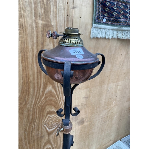 1211 - A DECORATIVE BRASS AND COPPER OIL LAMP ON A TALL DECORATIVE BLACK CAST IRON METAL STAND (H:137CM)