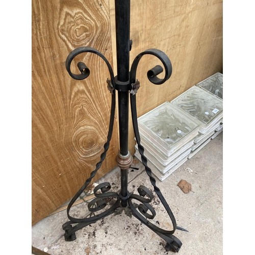 1211 - A DECORATIVE BRASS AND COPPER OIL LAMP ON A TALL DECORATIVE BLACK CAST IRON METAL STAND (H:137CM)