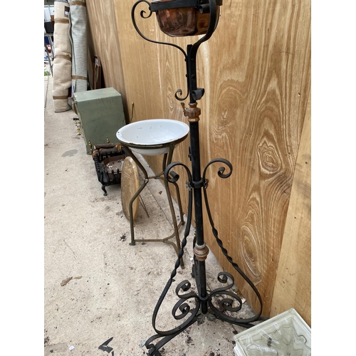 1211 - A DECORATIVE BRASS AND COPPER OIL LAMP ON A TALL DECORATIVE BLACK CAST IRON METAL STAND (H:137CM)