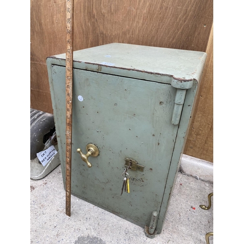 1215 - A LARGE HEAVY SAFE WITH INNER DRAWERS COMPLETE WITH KEYS