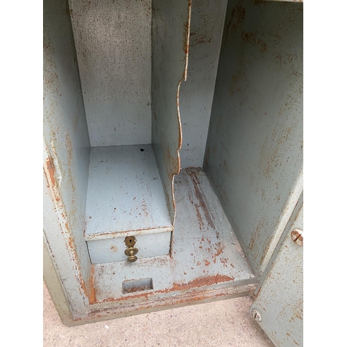 1215 - A LARGE HEAVY SAFE WITH INNER DRAWERS COMPLETE WITH KEYS