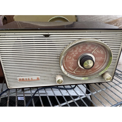 1224 - A COLLECTION OF VINTAGE ITEMS TO INCLUDE A VINTAGE PLUS TILL, VITAGE BUSH RADIO, A VINTAGE PHILLIPS ... 