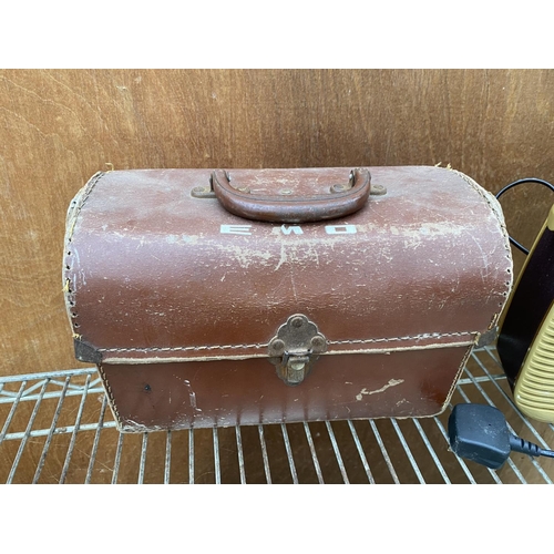 1224 - A COLLECTION OF VINTAGE ITEMS TO INCLUDE A VINTAGE PLUS TILL, VITAGE BUSH RADIO, A VINTAGE PHILLIPS ... 