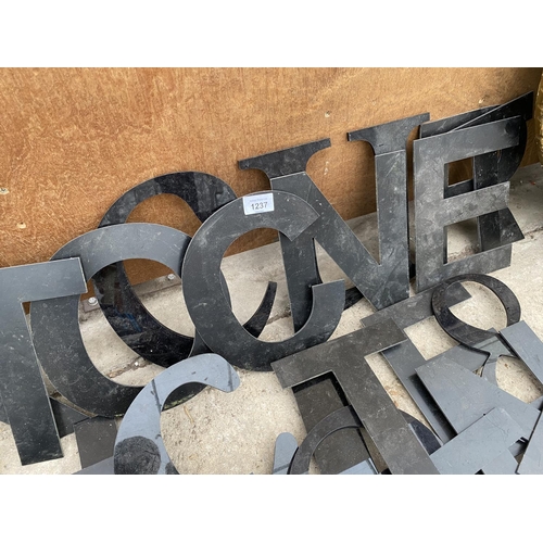 1237 - A LARGE COLLECTION OF BLACK PLASTIC SIGN MAKING LETTERS TO ALSO INCLUDE NUMBERS